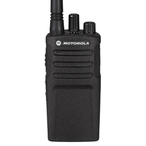 Kit Statie radio profesionala PMR portabila Motorola XT420, 0.5W, 446 MHz, 16 canale, 2100mAh Li-Ion IP55 cu sticky Pad Blue inclus - Img 2