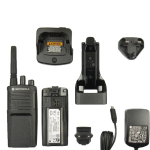 Kit Statie radio profesionala PMR portabila Motorola XT420, 0.5W, 446 MHz, 16 canale, 2100mAh Li-Ion IP55 cu sticky Pad Blue inclus - Img 5
