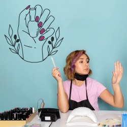 Hand holding nail paint - Img 2
