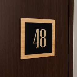 Numar de apartament 2 straturi lemn si negru suprapus - Img 2