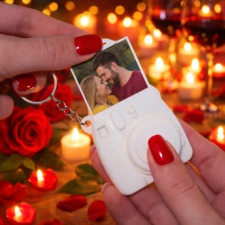 Breloc personalizat aparat foto Instax cu poză în interior