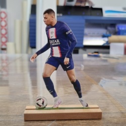 Figurina de birou din plexi glass cu Kylian Mbappé - vedere fata - Img 3