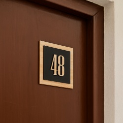 Numar de apartament 2 straturi lemn si negru suprapus