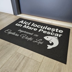 Covor de intrare personalizat - 60x40cm - Aici locuieste un mare pescar - Img 2