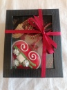 Etnopoklon Box - "CRNA DAMA" - Mini Ćilim 10x10cm, Bookmarker opančić, Licidersko srce - Img 2