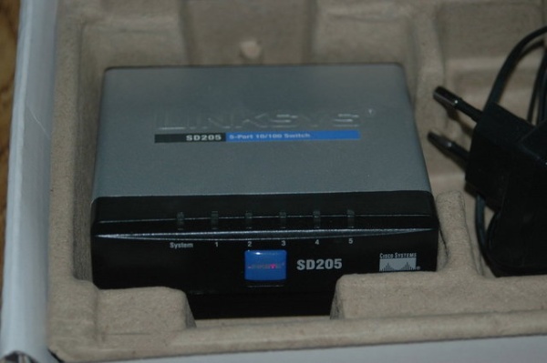 Cisco Linksys SD205T 5-Port 10/100Mbps Ethernet Desktop Switch (Metal Body) - Img 2