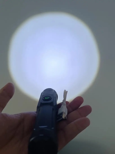 Snažna LED taktička baterijska lampa sa punjivom baterijom od 1200mAh i dometom do 100m - Img 3