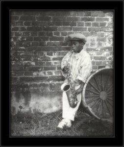Little saksofon player