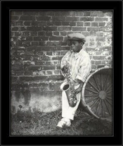 Little saksofon player
