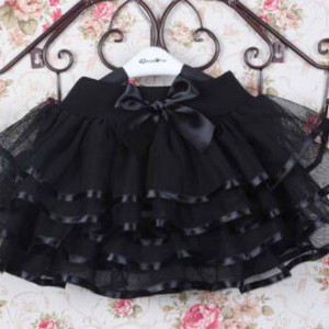 Crna tutu suknjica sa karnerima – elegantna i raskošna