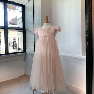 Nežna puder roze svecana haljina za devojcice sa detaljima od tila