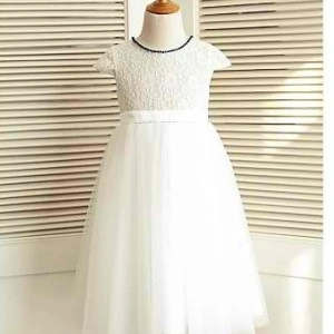 Long lace dress with tulle and neckline pearls