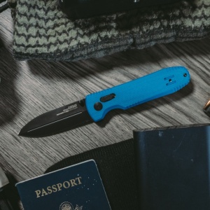 Cutit pliabil SOG Pentagon XR LTE Blue 12-61-06-57, lama Spear Point CTS XHP Blue TiNi, XR Lock, Flipper, maner Carbon Fiber Blue, EDC Tactical - Img 10