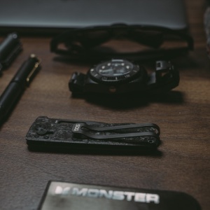 Cutit pliabil SOG Ultra XR XHP Blackout 12-63-05-57, lama Clip Point CTS XHP Black TiNi, XR Lock, Thumb Stud, maner Carbon Fiber, EDC Ultra Lightweight - Img 8