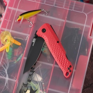 Cutit pliabil SOG Adventurer LB Red Black 13-11-07-43, lama Drop Point 5Cr15MoV Satin, Lockback, maner GRN Red & Black, EDC Outdoor - Img 6
