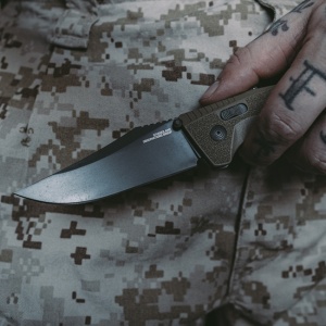 Cutit pliabil SOG Trident AT FDE Tanto 11-12-12-41, lama Tanto CRYO D2 Black TiNi, deschidere asistata S.A.T., AT-XR Lock, taietor de centura, spargator geam, maner GRN Flat Dark Earth - Img 8