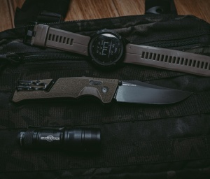 Cutit pliabil SOG Trident AT FDE Tanto 11-12-12-41, lama Tanto CRYO D2 Black TiNi, deschidere asistata S.A.T., AT-XR Lock, taietor de centura, spargator geam, maner GRN Flat Dark Earth - Img 10