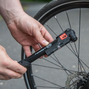 Pompă de Mână pentru Biciclete HEYNER® – Manometru Precis & Design Portabil - Img 6