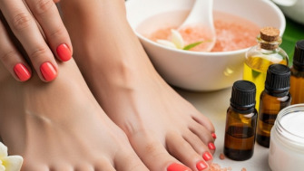 Pedichiura impecabila vara: exfoliere, hidratare si produse esentiale