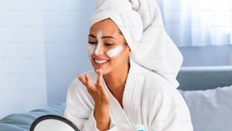 Rutina de ingrijire dimineata vs. seara – diferente si obiective