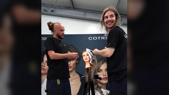 Reverse by Academia Cotril: tehnici moderne de tuns si colorare, de pe covorul rosu direct in salon