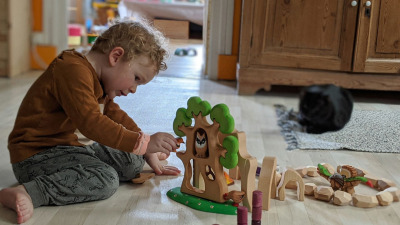 Educatia Montessori si jucariile din lemn