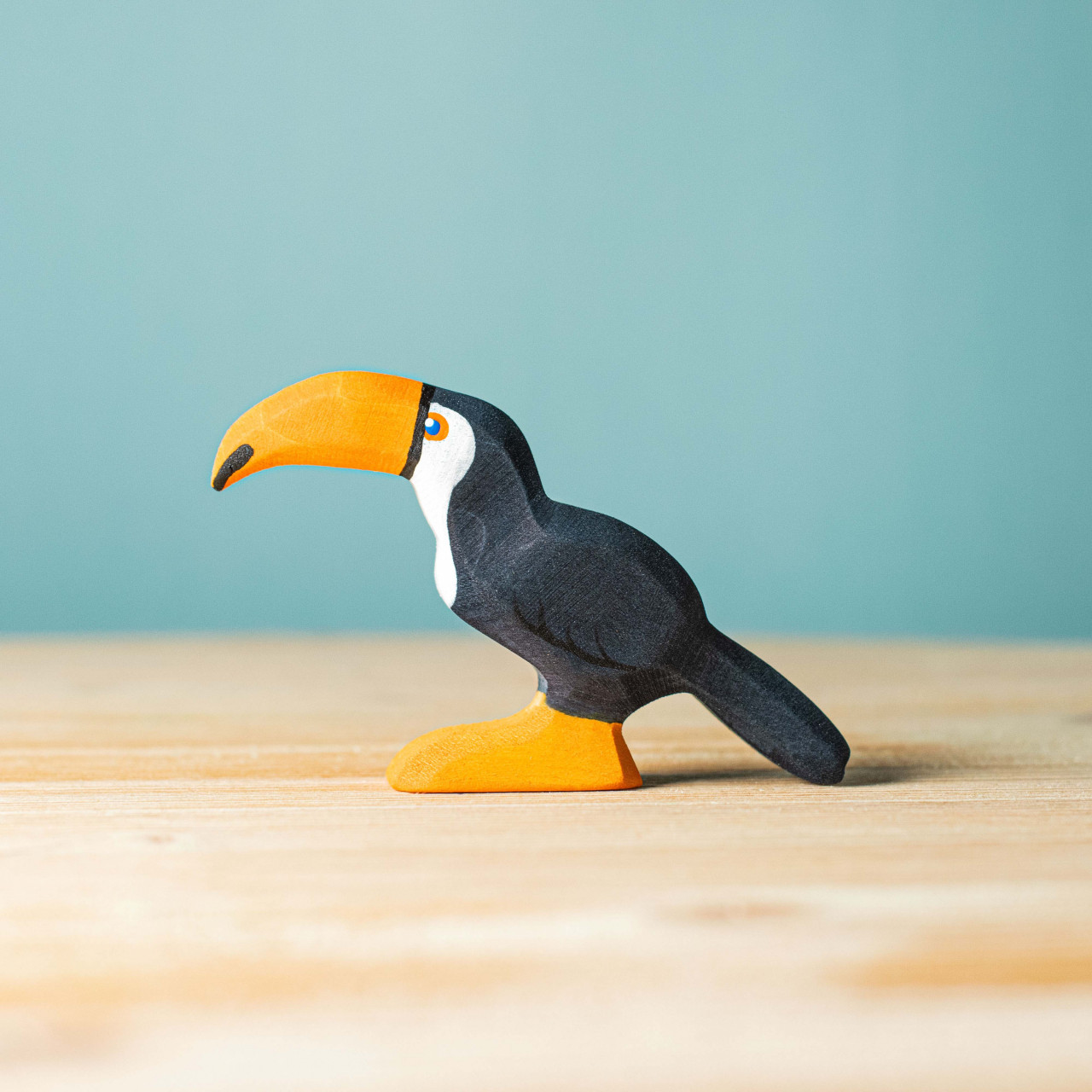 Tucan Stand in Picioare