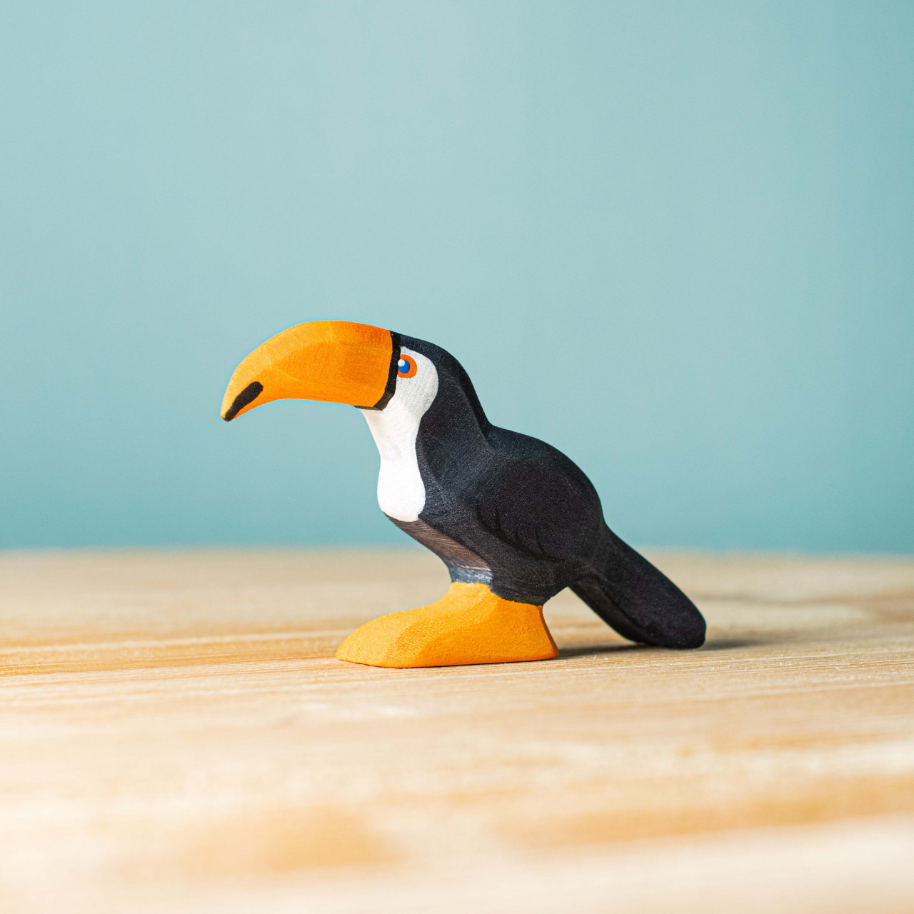 Tucan Stand in Picioare