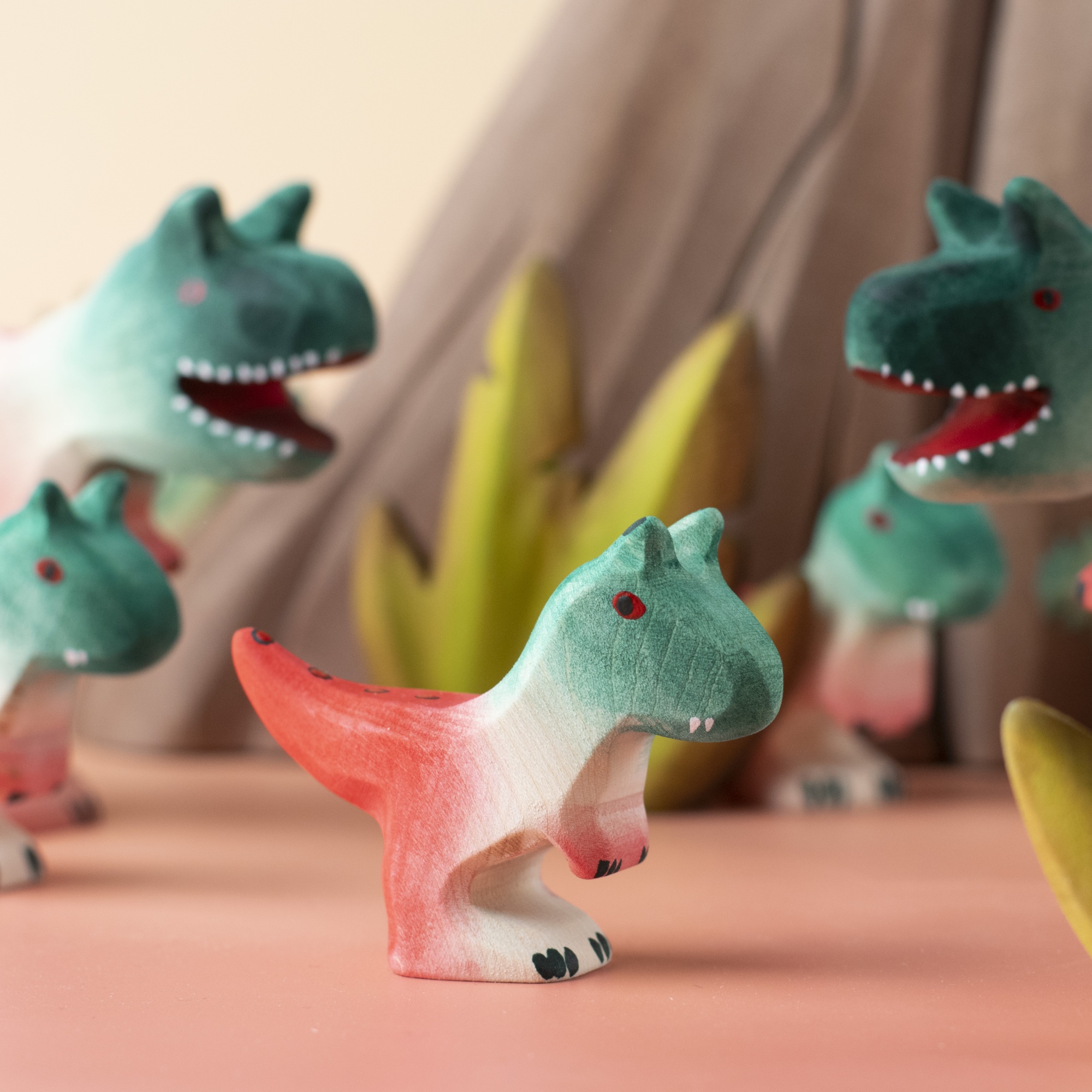 Dinozaur Carnotaurus Pui