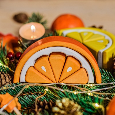 BumbuToys' wooden lemon slices, perfectly pieced together for a burst of educational fun.