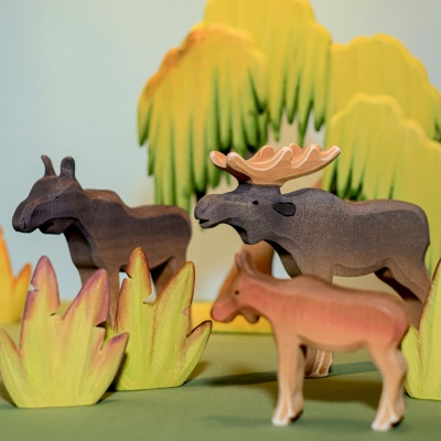 Interactive Wooden Moose Family for Creative Adventures