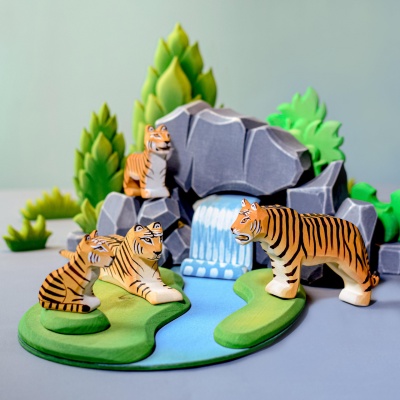 Bumbutoys' Handcrafted Wooden Plate Mimicking a River Flow