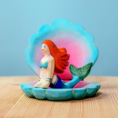 Big Shell with Pearl as a centerpiece in a sea-themed room decor