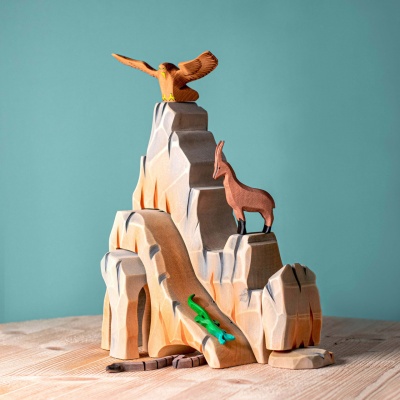 Wooden Lizard from BumbuToys, a colorful addition to any child's playset