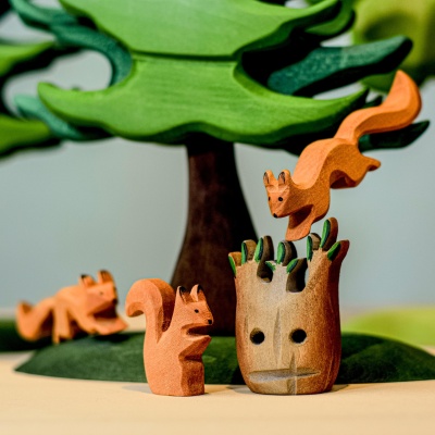 Dramatic shadow play with the Spooky Tree Small in a themed setup