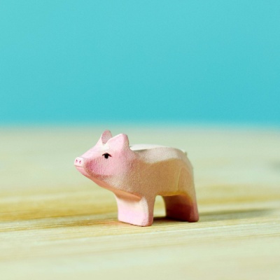 BumbuToys' Piglet Standing, a sustainable addition to farm animal playsets