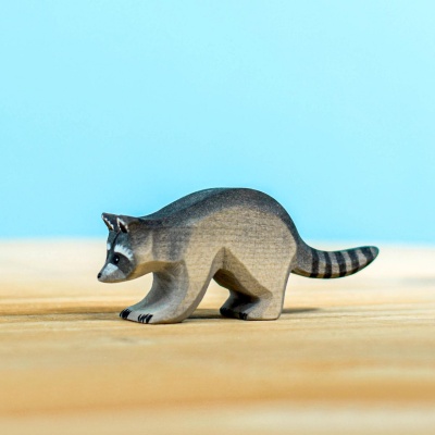 Side view of the wooden raccoon figure