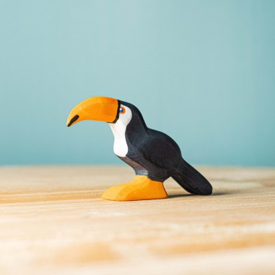 Tucan Stand in Picioare