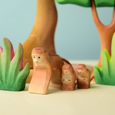 Monkey with two baby monkeys in natural play.