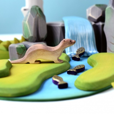 Playful Wooden Otter Figure in Natural Tones