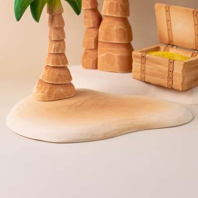 Palm tree and treasure chest setup on Sandy Island wooden base