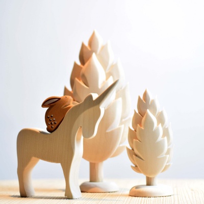 Artisanal wooden thuja sculpture in its purest form.