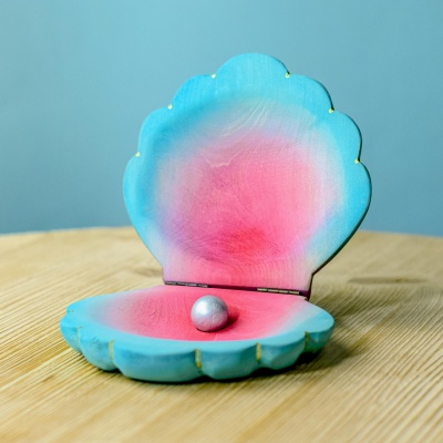 Big Shell with Pearl in a natural marine setting, ideal for educational play