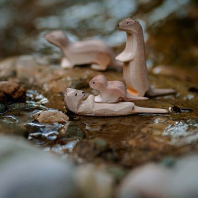 Artistic Representation of Otter Family in Wood