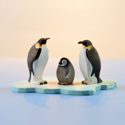 BumbuToys presents a charming penguin family on a wooden ice floe, inviting hours of imaginative play.