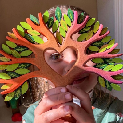 A children holding the Heart Tree