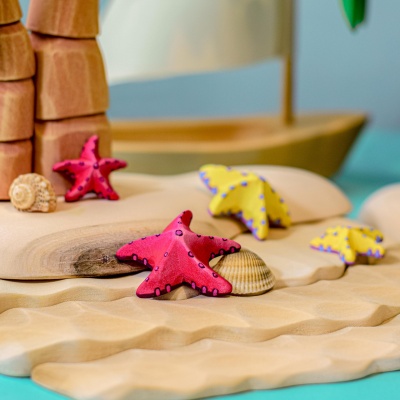 Bright red color of the Starfish Big and Starfish Baby, encouraging visual engagement