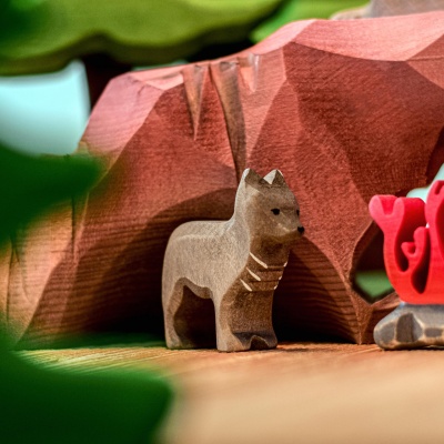 Artisanal wooden wolf pack, perfect for storytelling and nature learning