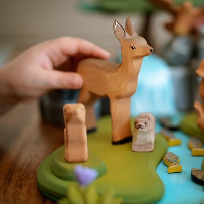 Natural wooden deer toy promoting eco-conscious playtime.