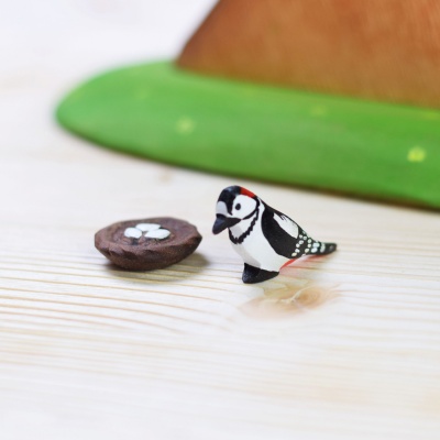 Hand-painted Large Oak Green from BumbuToys, complete with a woodpecker and nest, bringing the forest's story to life.